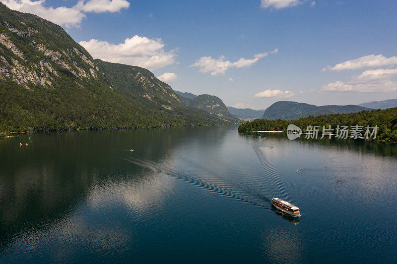 Bohinjsko Jezero在群山之间的鸟瞰图